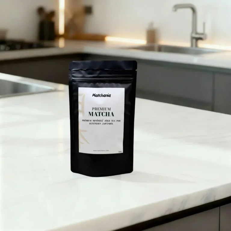 Matchania prémium matcha tea – japán zöld tea por fekete csomagolásban, modern konyhában