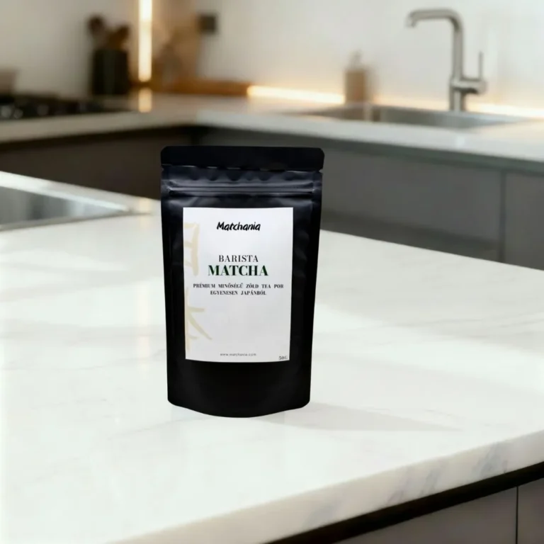 Matchania barista matcha tea – japán zöld tea por fekete csomagolásban, modern konyhában