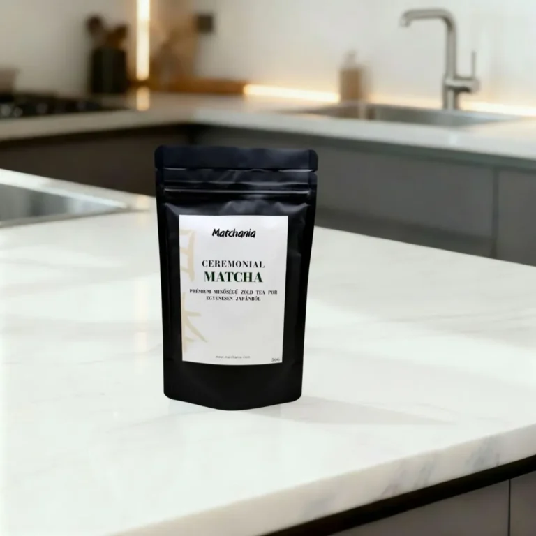 Matchania prémium ceremonial matcha tea – japán zöld tea por fekete csomagolásban, modern konyhában
