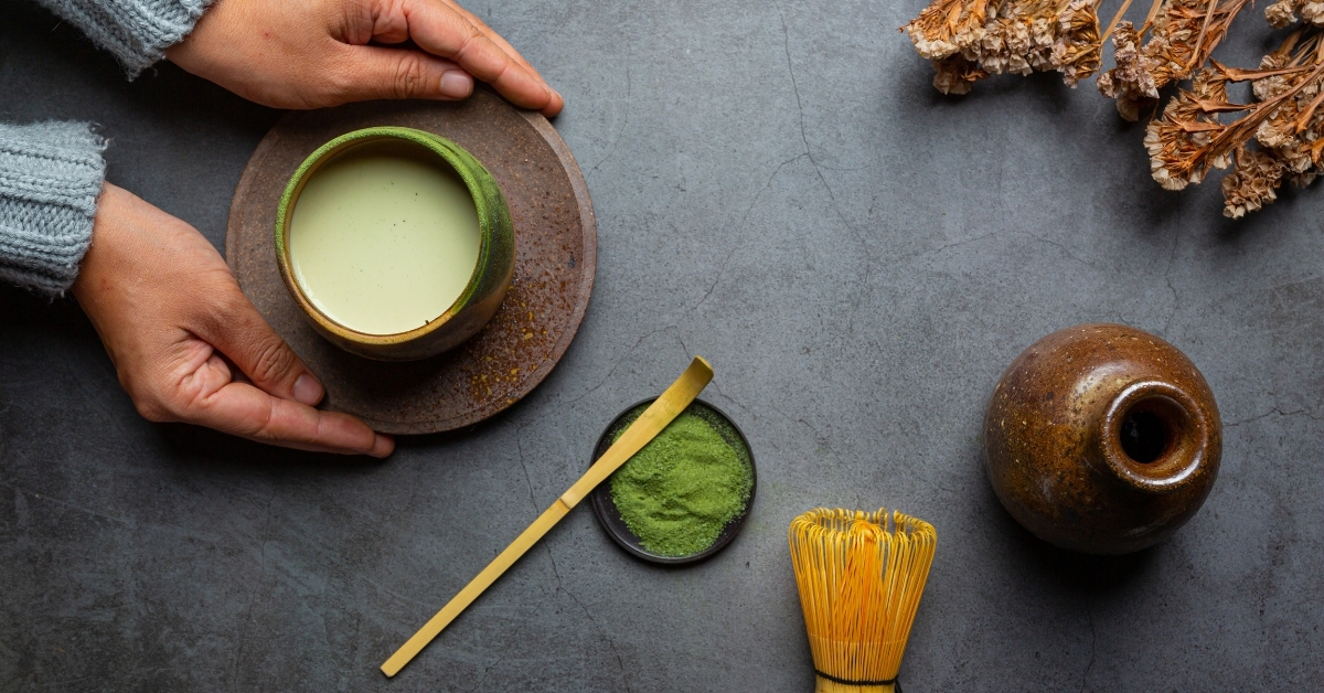 Matcha tea csészében, mellette kekszek, a matcha és az emésztés kapcsolatát bemutató cikkhez