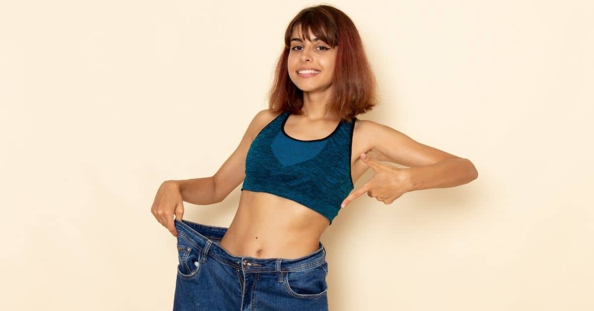 Nő, aki fogyást ünnepel, matcha és a fogyás témájú cikkhez.