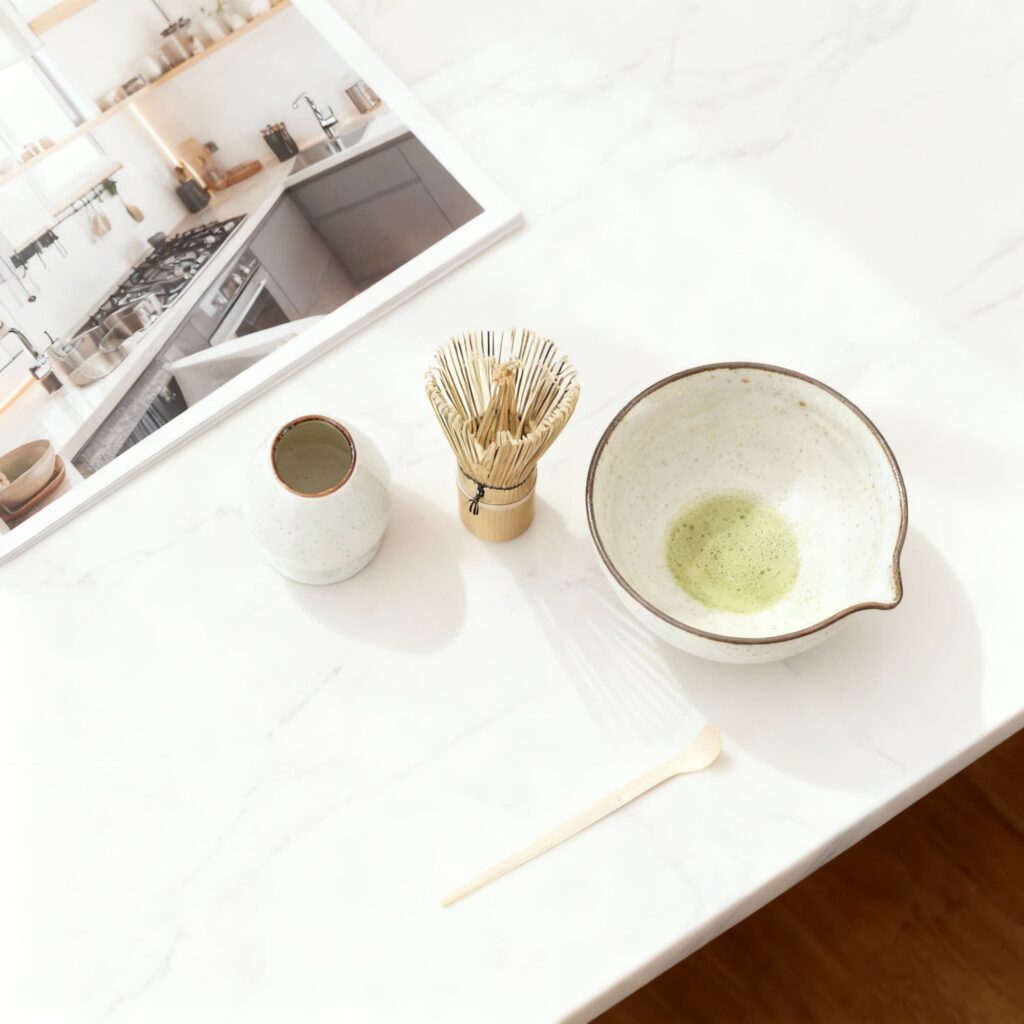 Prémium világos kerámia matcha szett felülnézetből – tál, bambusz ecset, tartó és kanál modern konyhában