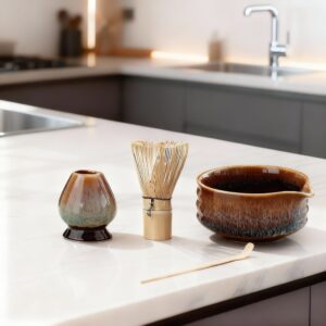 Prémium barna kerámia matcha szett – tál, bambusz ecset, tartó és kanál modern konyhában