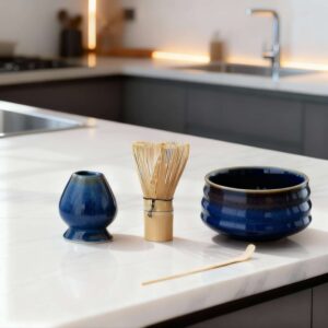 Prémium mélykék kerámia matcha szett – tál, bambusz ecset, tartó és kanál modern konyhában