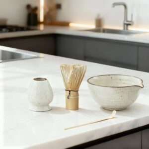 Prémium fehér-bronz kerámia matcha szett – tál, bambusz ecset, tartó és kanál modern konyhában