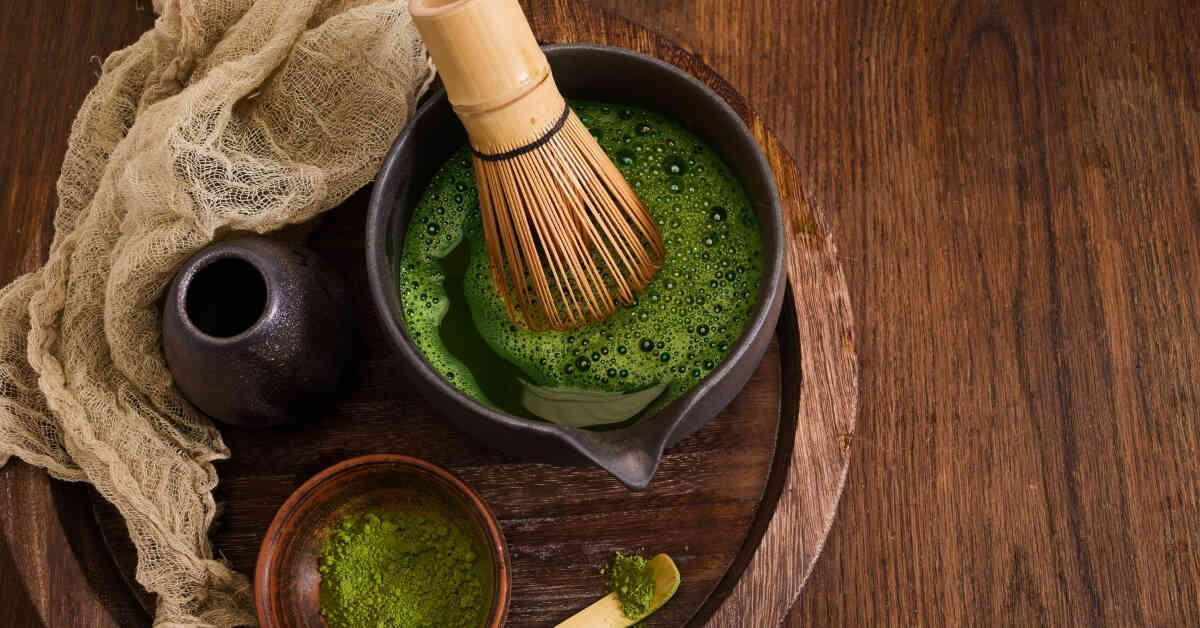 Matcha por tárolása és frissen tartása: matcha tál és bambusz habverő