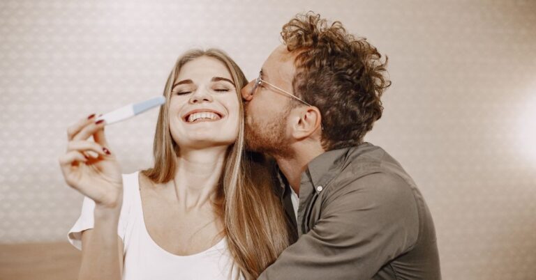 Pár matcha csészét tart – termékenység támogatása természetes módon