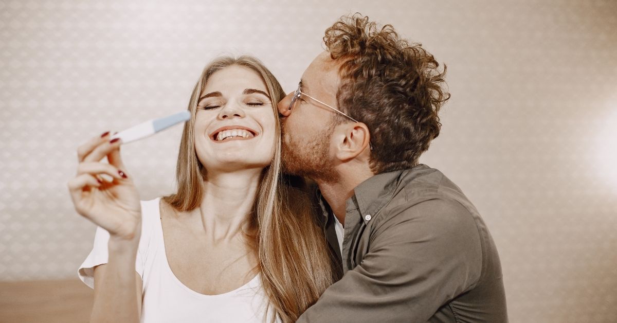 Pár matcha csészét tart – termékenység támogatása természetes módon